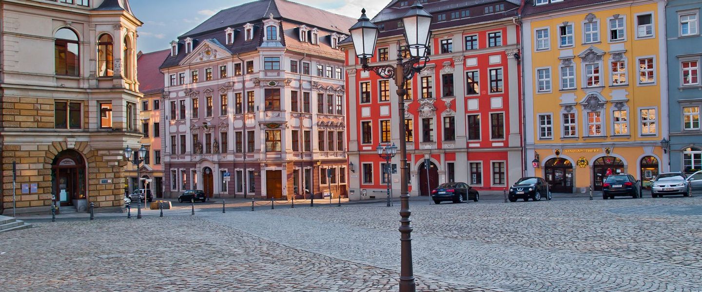  Die Stadt liegt an der Spree und ist Kreissitz des nach ihr benannten Landkreises Bautzen. Mit rund 40.000 Einwohnern ist Bautzen zugleich die größte Stadt des Kreises und die zweitgrößte der Oberlausitz sowie deren historische Hauptstadt.